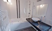 Cecuko Bathroom with Bathtub | Middle Hirafu