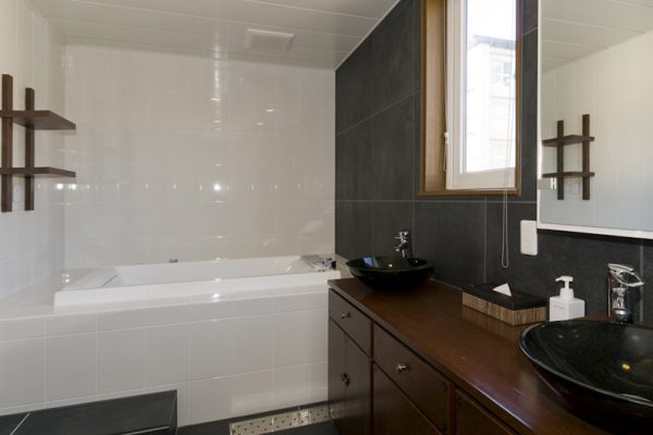 Futagoyama Five Bedroom Chalet Bathroom with Bathtub | Middle Hirafu Villag