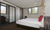 Futagoyama Five Bedroom Chalet Bedroom and Bathroom | Middle Hirafu Villag