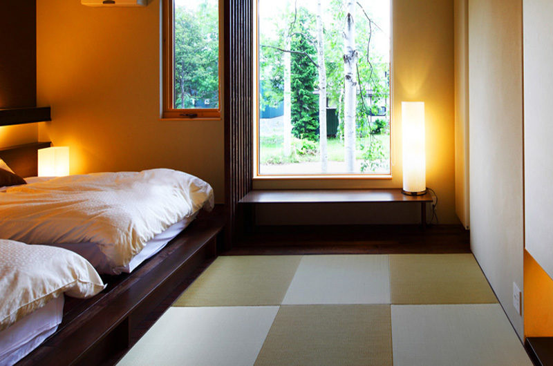 Izumikyo Rental Cottages Twin Bedroom with Outdoor View | East Hirafu