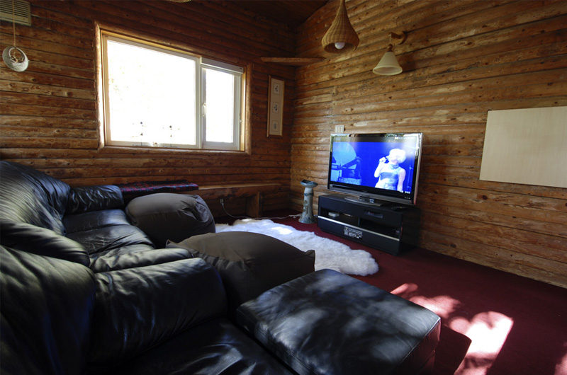 Lodge Mokoro TV Room | Annupuri