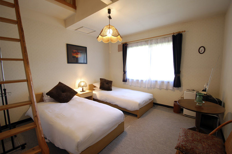 Lodge Mokoro Twin Bedroom with Carpet | Annupuri
