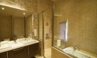 Snowbird Bathroom with Bathtub | Annupuri