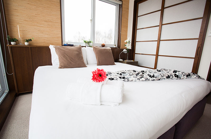Tamo Bedroom with Lamp | Middle Hirafu