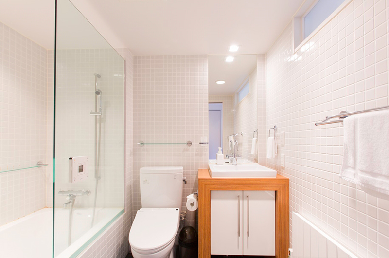 Asanagi Bathroom with Bathtub | Middle Hirafu