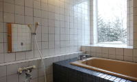 Ebina Chalet and Lodge Bathroom with Bathtub | Moiwa