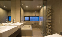 Aspect Niseko His and Hers Bathroom | Middle Hirafu Village