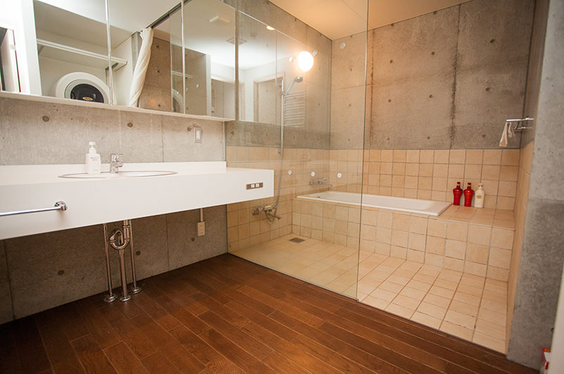 Full Circle En-Suite Bathroom with Bathtub | Middle Hirafu