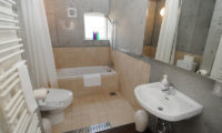 Full Circle Bathroom with Bathtub | Middle Hirafu