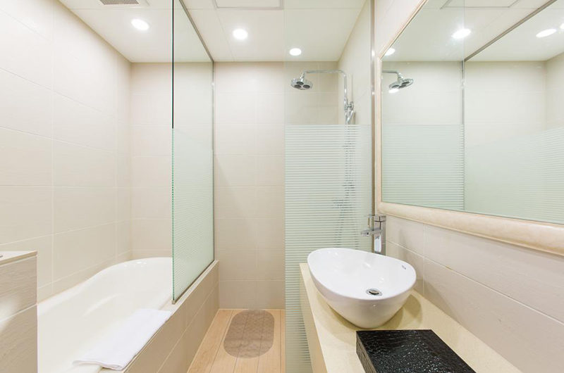 M Hotel Suite Bathroom with Bathtub | Middle Hirafu