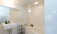 Nupuri Cottage Bathroom with Bathtub | Lower Hirafu