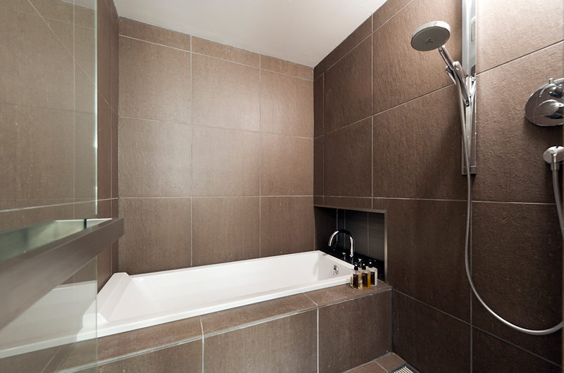 Setsugetsu Terrace Bathroom with Shower | Middle Hirafu