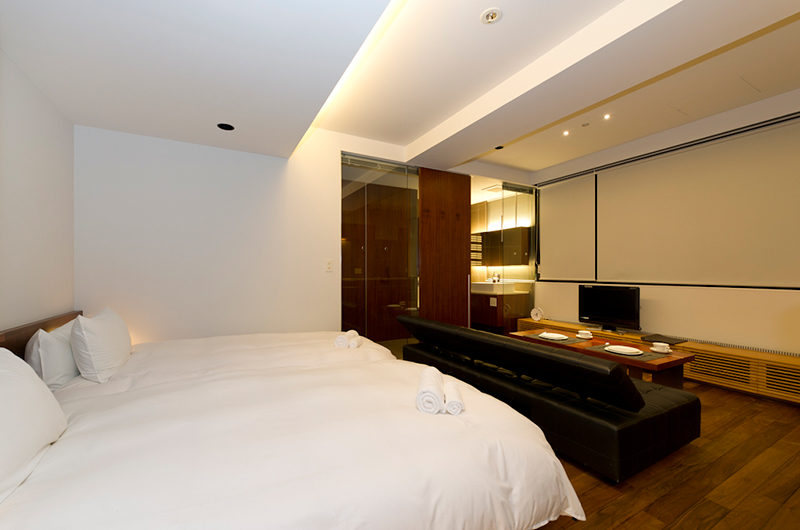 Setsugetsu Terrace Twin Bedroom with Sofa and TV | Middle Hirafu