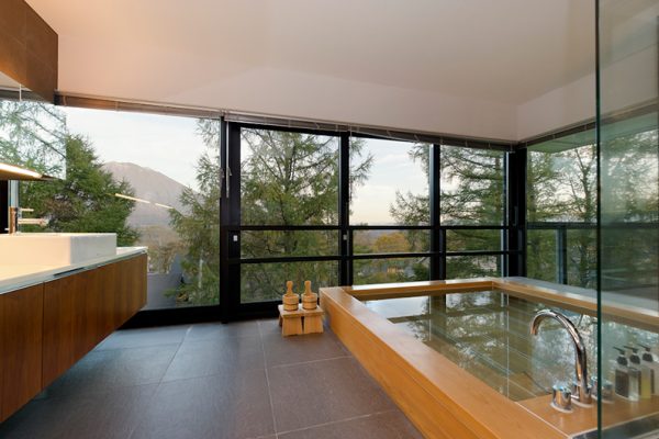 Setsugetsu Terrace En-Suite Bathtub with Mountain View | Middle Hirafu