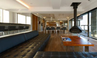 Setsugetsu Terrace Lounge Area with Wooden Floor | Middle Hirafu