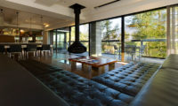 Setsugetsu Terrace Lounge Area with Balcony | Middle Hirafu