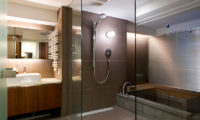 Setsugetsu Terrace En-Suite Bathroom with Bathtub | Middle Hirafu