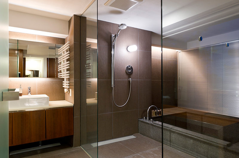 Setsugetsu Terrace En-Suite Bathroom with Bathtub | Middle Hirafu