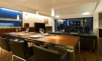 Setsugetsu Terrace Dining Area with Crockery | Middle Hirafu