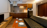 Setsugetsu Terrace Lounge Area with TV | Middle Hirafu