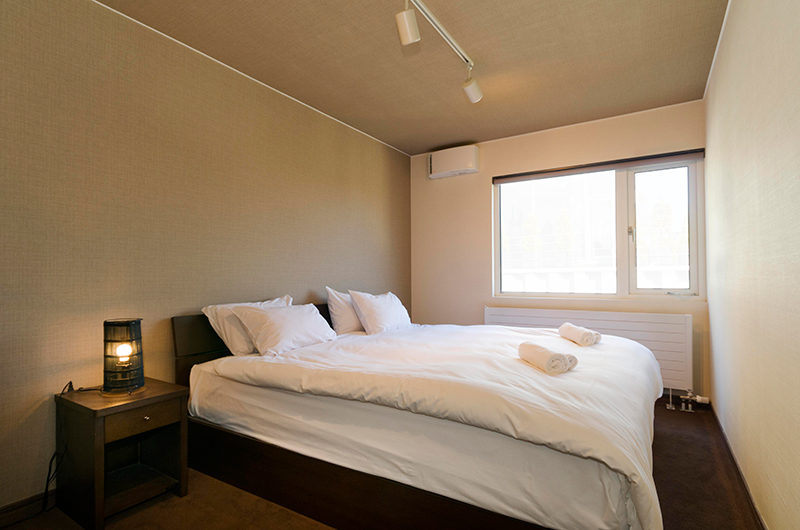 Sugarpot Bedroom with Lamp | Lower Hirafu