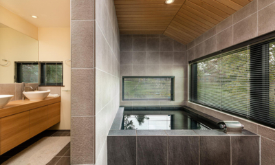 Tahoe Lodge His and Hers Bathroom with Bathtub | East Hirafu