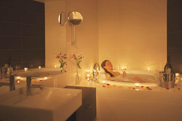 The Freshwater Romantic Bathtub Set Up | Middle Hirafu