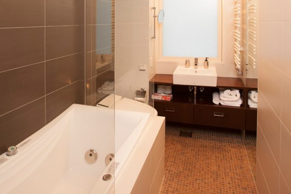 The Freshwater En-Suite Bathroom | Middle Hirafu