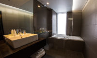 The Setsumon En-Suite Bathroom with Bathtub | Upper Hirafu