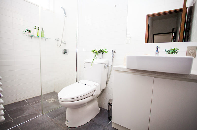 Toshokan Townhouses En-Suite Bathroom with Shower | Middle Hirafu