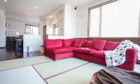 Toshokan Townhouses Lounge Area with Japanese Mats | Middle Hirafu