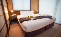 Toshokan Townhouses Bedroom with Table Lamp | Middle Hirafu