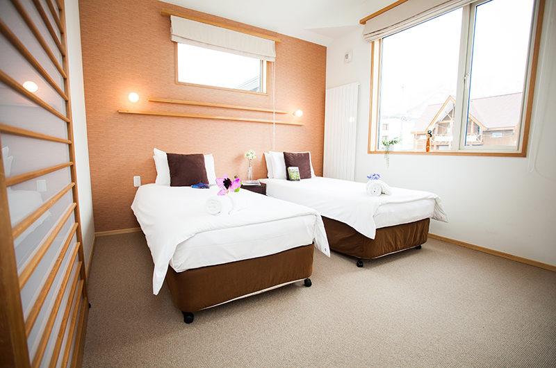 Yuki Yama Apartments Twin Bedroom with Carpet | Middle Hirafu