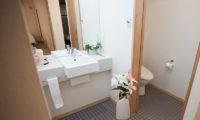 Yuki Yama Apartments En-Suite Bathroom | Middle Hirafu
