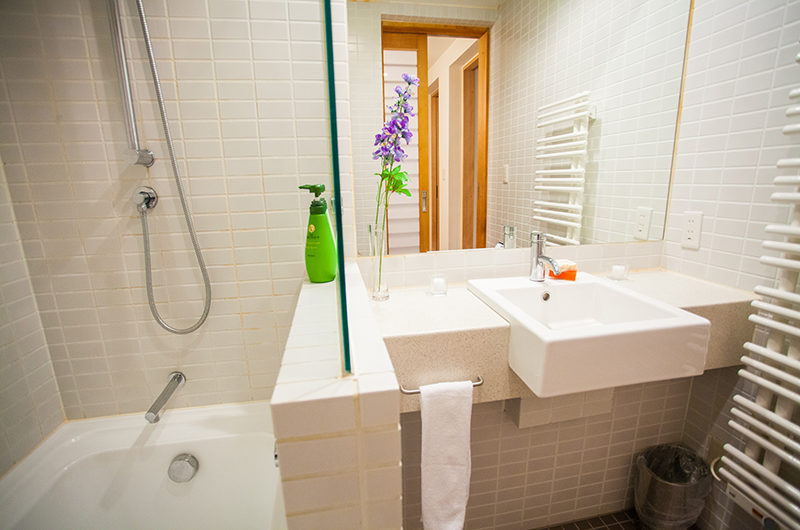 Yuki Yama Apartments Bathroom with Bathtub | Middle Hirafu