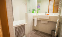 Yuki Yama Apartments Bathroom with Mirror | Middle Hirafu