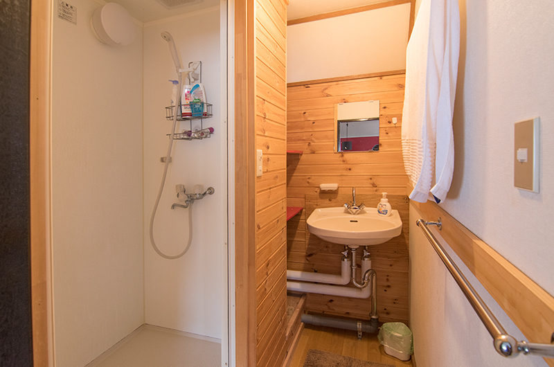 Lodge Bamboo B&B Bathroom with Shower | Middle Hirafu