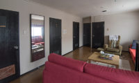 Lodge Bamboo B&B Living Area with Mirror | Middle Hirafu