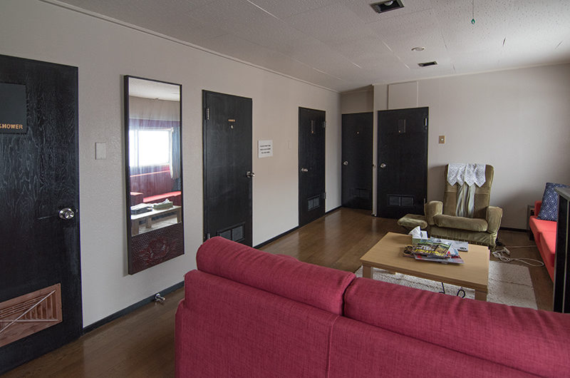 Lodge Bamboo B&B Living Area with Mirror | Middle Hirafu