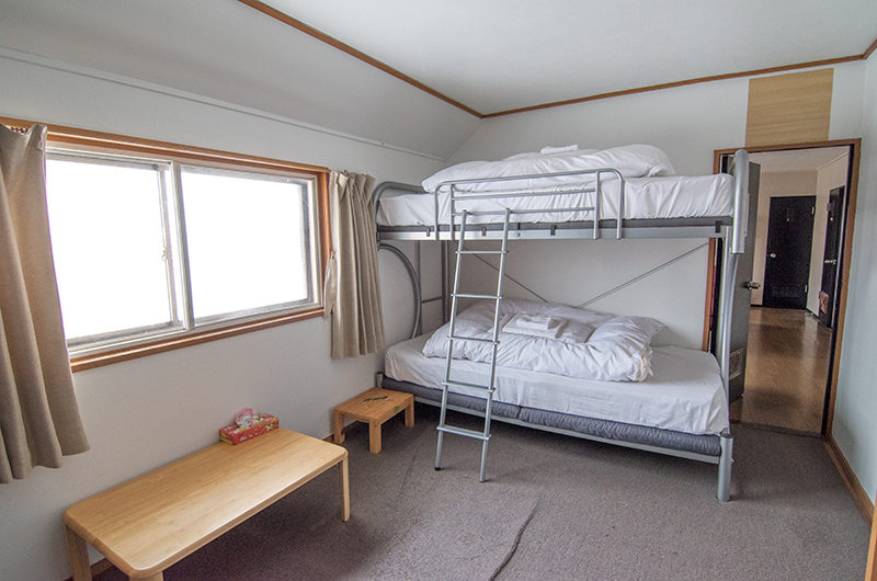 Lodge Bamboo B&B Bunk Beds with Carpet | Middle Hirafu