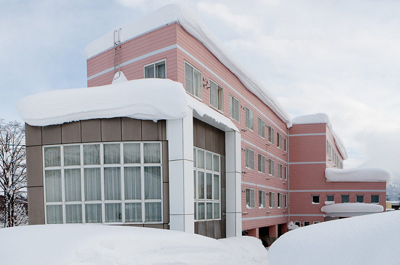 Owashi Lodge Outdoor View with Snow | Upper Hirafu