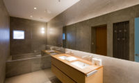 Kitadori En-Suite Bathroom with Bathtub | The Escarpment