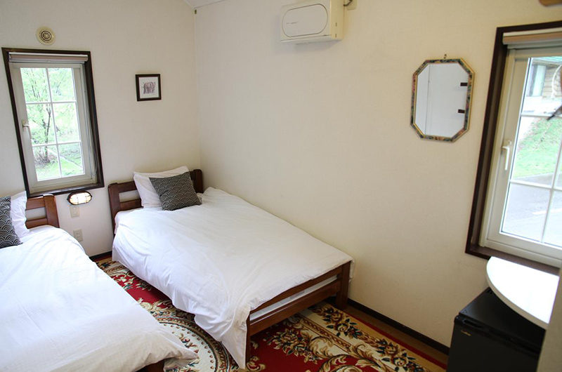 Popcorn Lodge Bedroom with Twin Beds | East Hirafu
