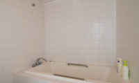 Sakura Apartments Bathtub with Bath Aminities | Lower Hirafu