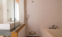 Sakura Apartments Bathroom with Bathtub | Lower Hirafu