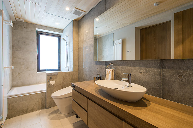 Hakuchozan Bathroom with Bathtub | Lower Hirafu