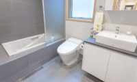 Bluebird Chalets Bathroom with Bathtub | Echoland