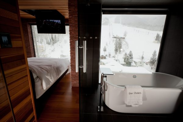 One Happo Bedroom and En-Suite Bathtub | Happo Village