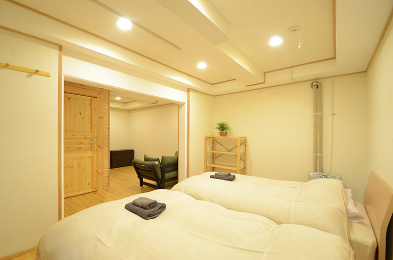 Maki Cottage Spacious Bedroom with Twin Beds | Lower Wadano