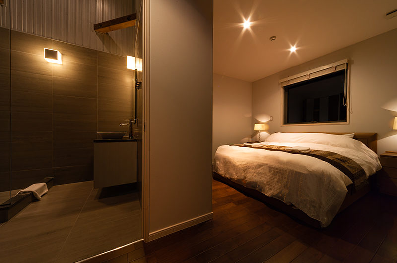 Phoenix Chalets Bedroom and En-Suite Bathroom | Lower Wadano